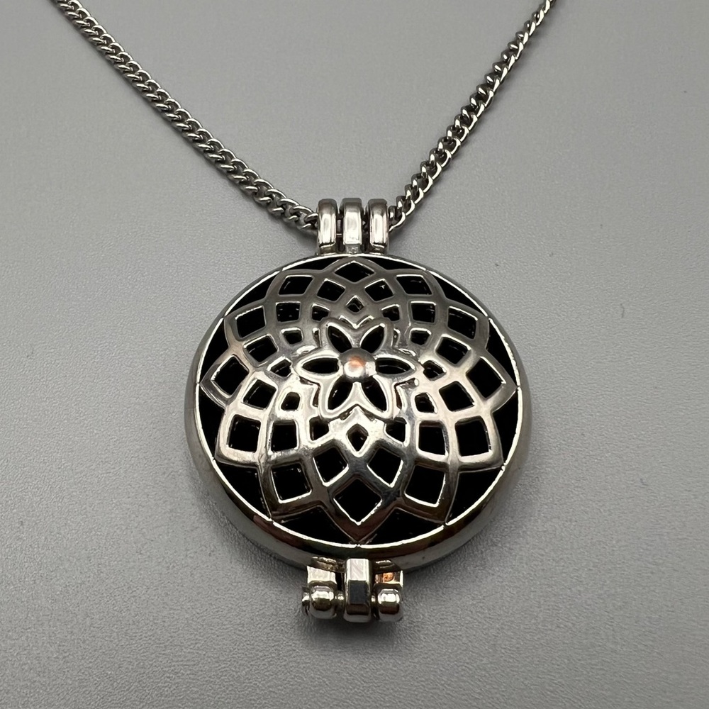 Silver Tone Essential Oil Diffuser Locket - image 7